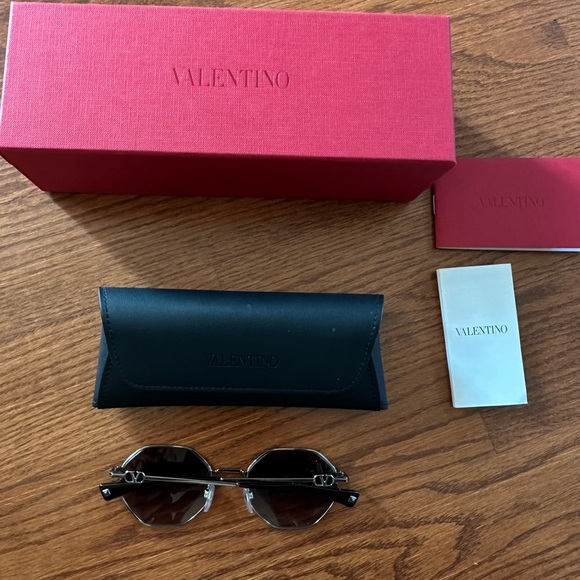 VALENTINO SUNGLASSES - Picture 4 of 4